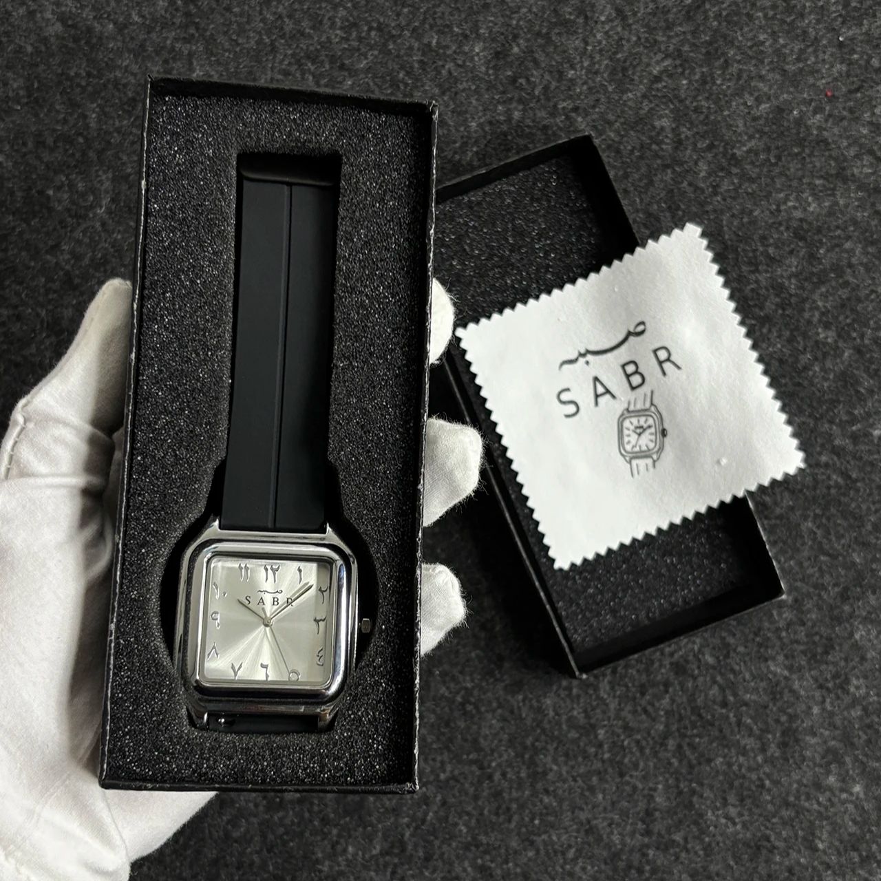 Luxury Watch With Rubber Strap - Reloj SABR con números arábigos, carcasa